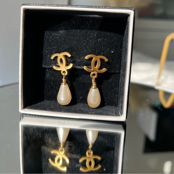 EUC~ CHANEL Vintage Clip-on Pearl Drop Earrings w/ COA 😍 - Picture 10 of 12